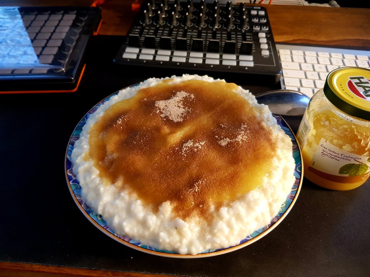 nicepart_twitch's tweet photo. nach tagelangen vorbereitungen hab ich es geschafft. #milchreis 
danke für euren support 🖤 und danke für @Doc_Dreist glorreiche ideen 🤨😁
#nicepart #ichkochen #milchreis https://t.co/jjybJ7QsxN