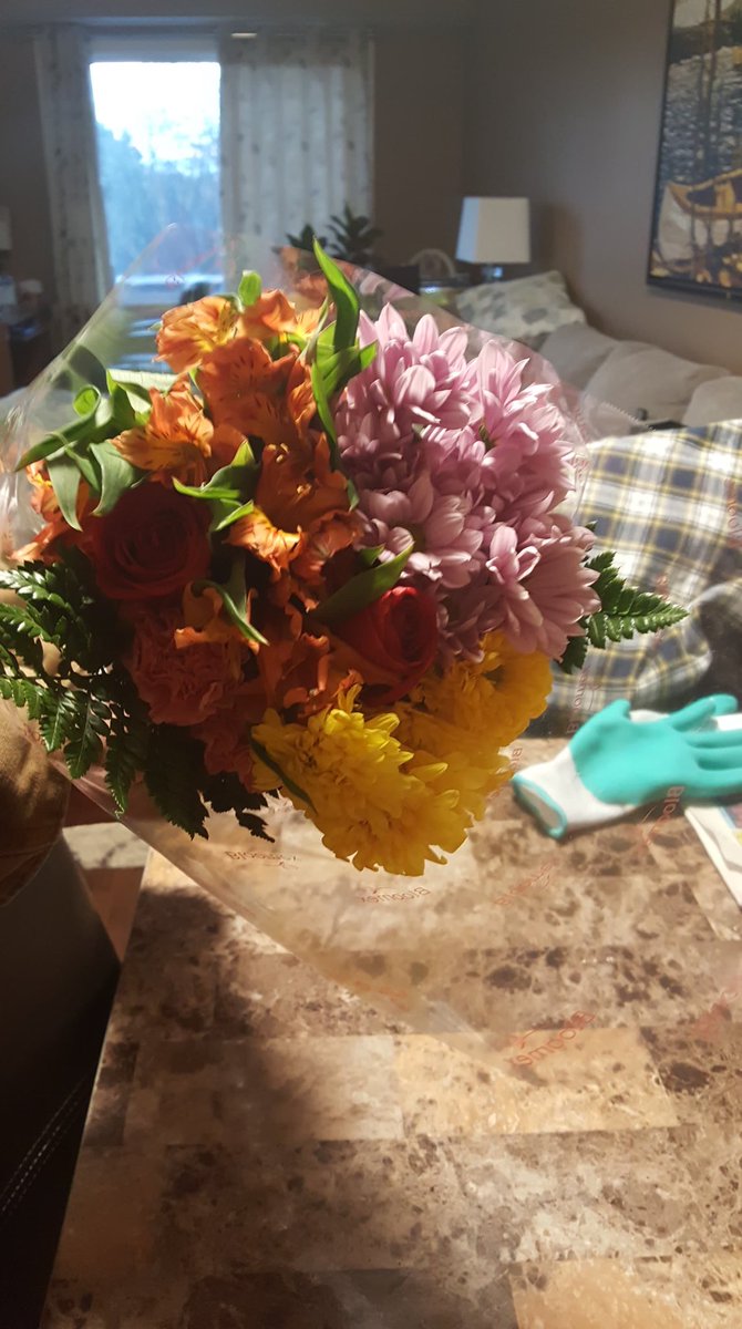 hartwick7's tweet photo. @Kara_Wagland @Bloomex_canada Same thing happened to me. I ordered two sets of flowers. One was delivered and looks nothing like the picture and the other still has not been delivered... cannot get through to anyone either. https://t.co/vJYvMhUI0o