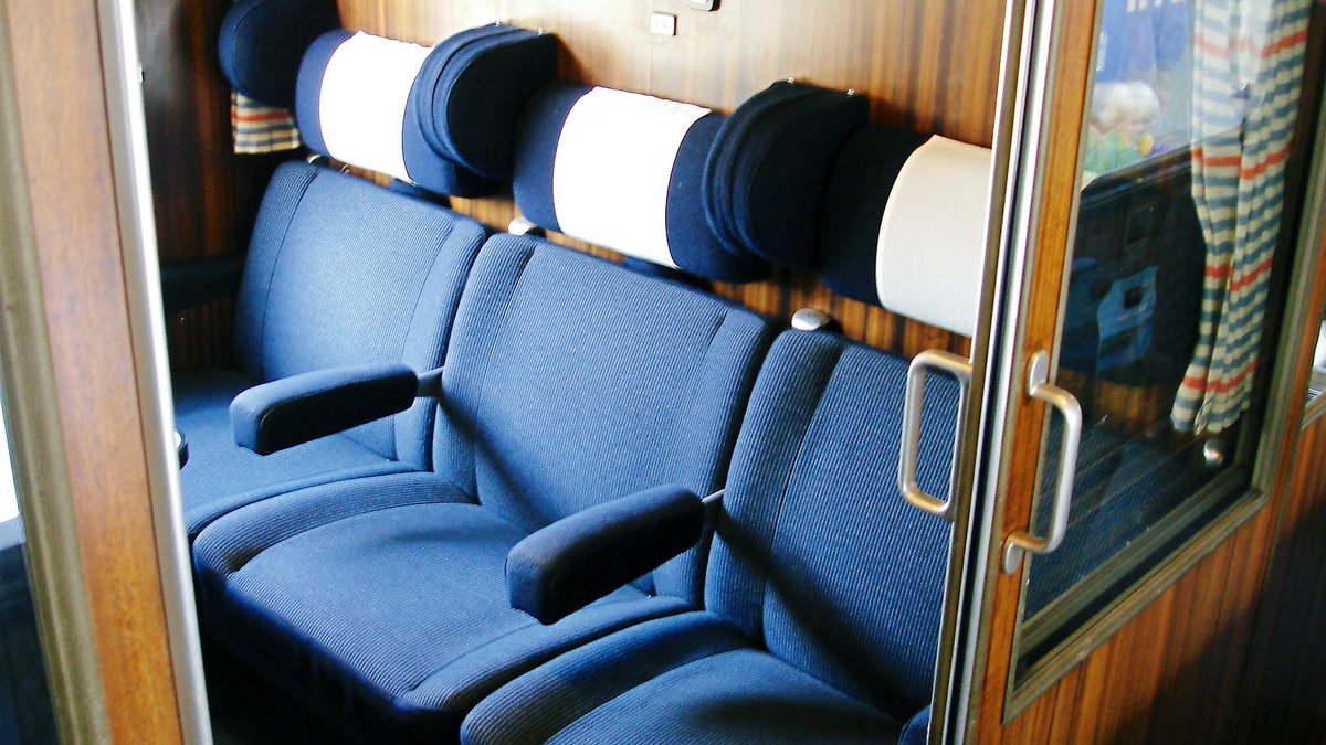 AndreasWiede's tweet photo. Denmark’s 🇩🇰 #Lyntog, the #DSB “lightning train”. 1960s design extravaganza. Very comfy seats. There was also a sort of @_DiningCar, actually a kiosk-buffet section in one carriage, recognisable from the outside by the red stripes. August 2006. #PastTrainTrips https://t.co/D19xDljOxb