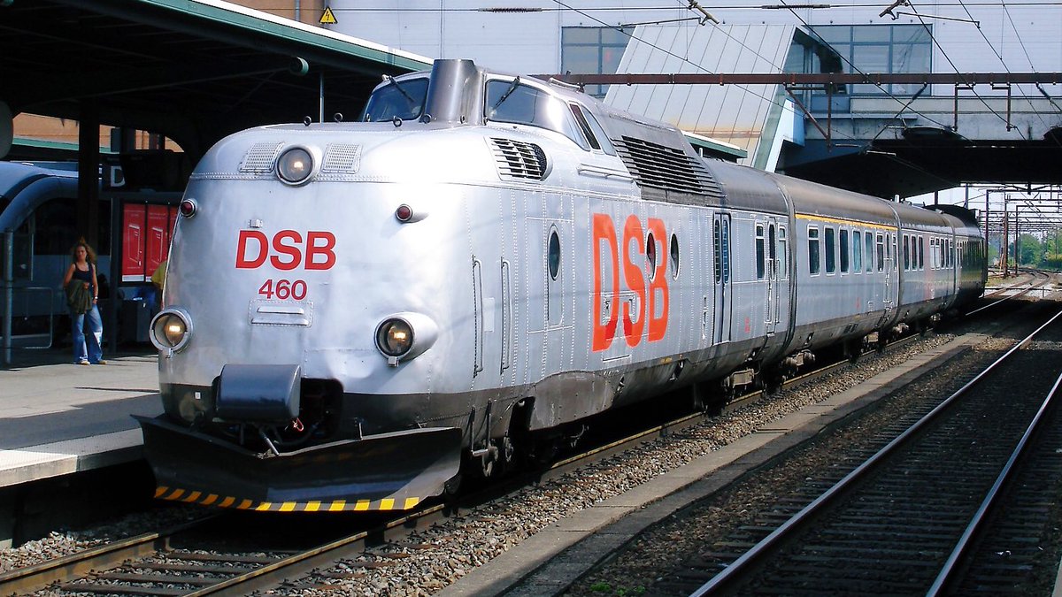 AndreasWiede's tweet photo. Denmark’s 🇩🇰 #Lyntog, the #DSB “lightning train”. 1960s design extravaganza. Very comfy seats. There was also a sort of @_DiningCar, actually a kiosk-buffet section in one carriage, recognisable from the outside by the red stripes. August 2006. #PastTrainTrips https://t.co/D19xDljOxb