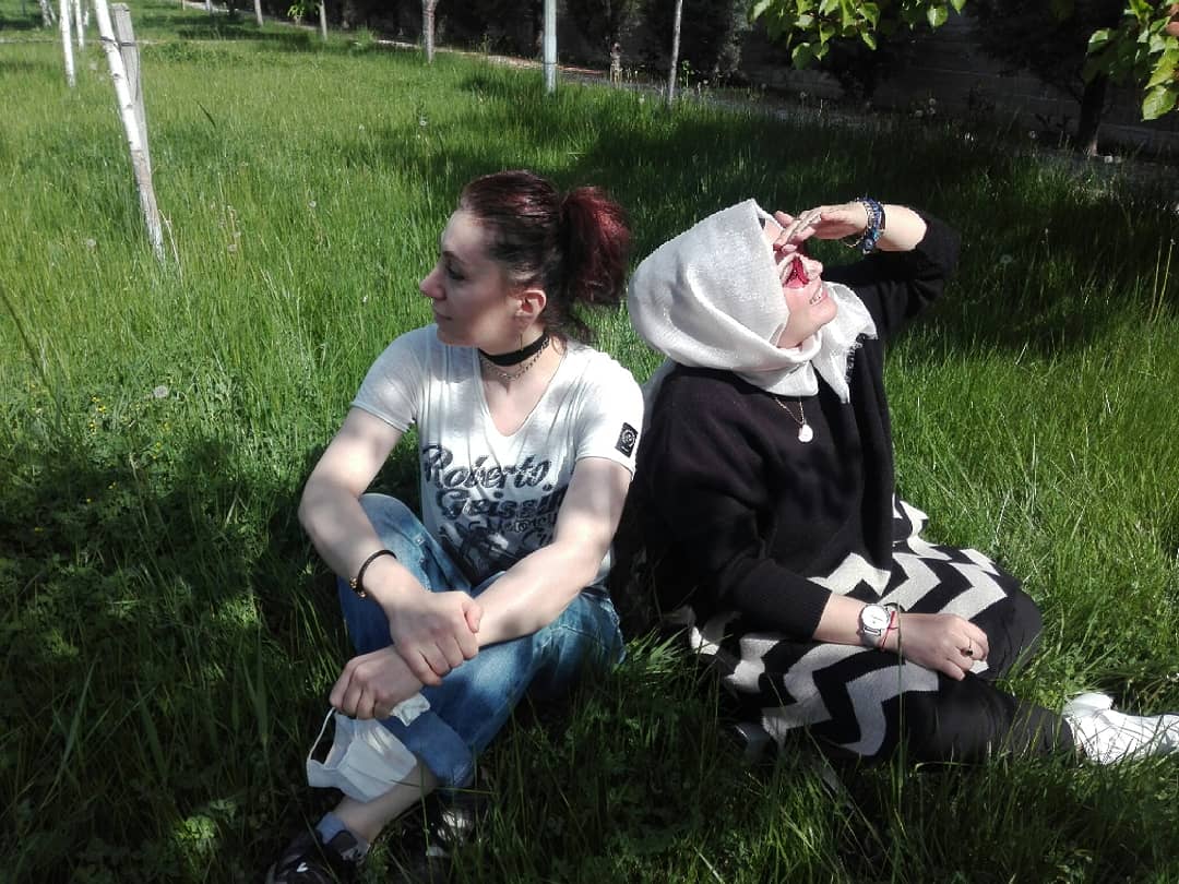 lazgizi's tweet photo. Bahçe ve çayır ilacı! @gul_sabr Attık kendimizi televizyonun bahçesine. Fiziki mesafeyi unutmuş olabiliriz 😟 Yayla çekiyor benim canım... #bahce #yaz #cayir https://t.co/jrb6T20fxt