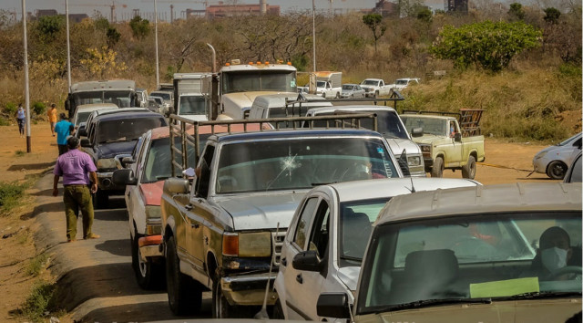 Humillación a los ciudadanos, llevan 10 días en cola para surtir 20 litros #gasolina en La Guaira #Venezuela