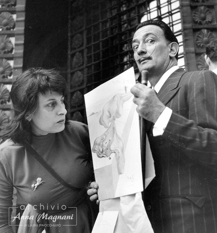 11.05.1904 nasce a Figueres #SalvadorDalì

In foto con #AnnaMagnani nel 1953, a Roma, mentre le mostra una creazione realizzata per la serie Divina Commedia, "Il morso di Gianni Schicchi".
.
.
.
archivioannamagnani.it