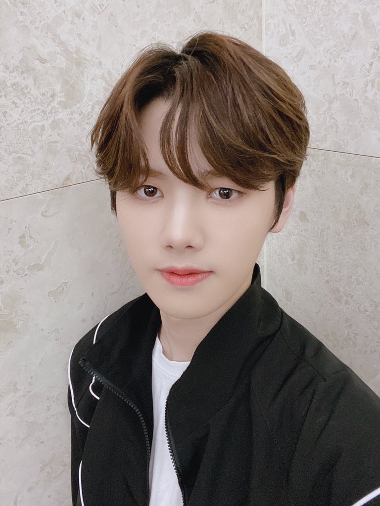 CRAVITY_twt's tweet photo. 성민이가 해준 민희 팔찌! 고마엉❤️👍
#민희 #팔찌 #성민이💕 https://t.co/rNpAMg5oCw