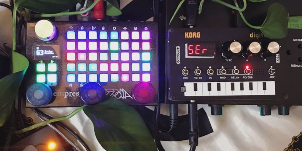 MyVoltsTweets's tweet image. Leafy loveliness from @donnersocial 😍👌 His Zoia is being powered by our 9V Ripcord USB power cable
#repost @donnersocial
#livesetup #dawless #empresseffects #zoiapatcher #tabletop #modularsynth #glitch #guitarpedals #musicstudio #sounddesign #proaudio #synthesizers  #dawlessjam