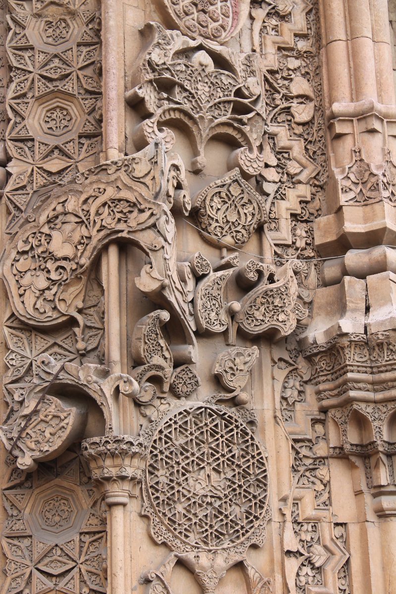 “Sanat Tarihi” öyle güzel bir ilim ki, karşınızda ister taş, ister ahşap, isterse kumaş olsun; onunla konuşabilir, onu anlayabilirsiniz.
Hem de çağların diliyle.
Bazen koca bir devletin sultanını, bazen de taşı yontan ustayı dinleyince, iyi ki Sanat Tarihçisiyim dersiniz.