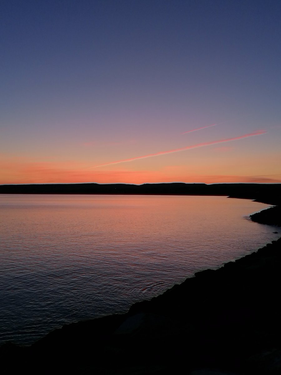 Lahinch, super still at sunset. It's almost strange to see the jet stream now.