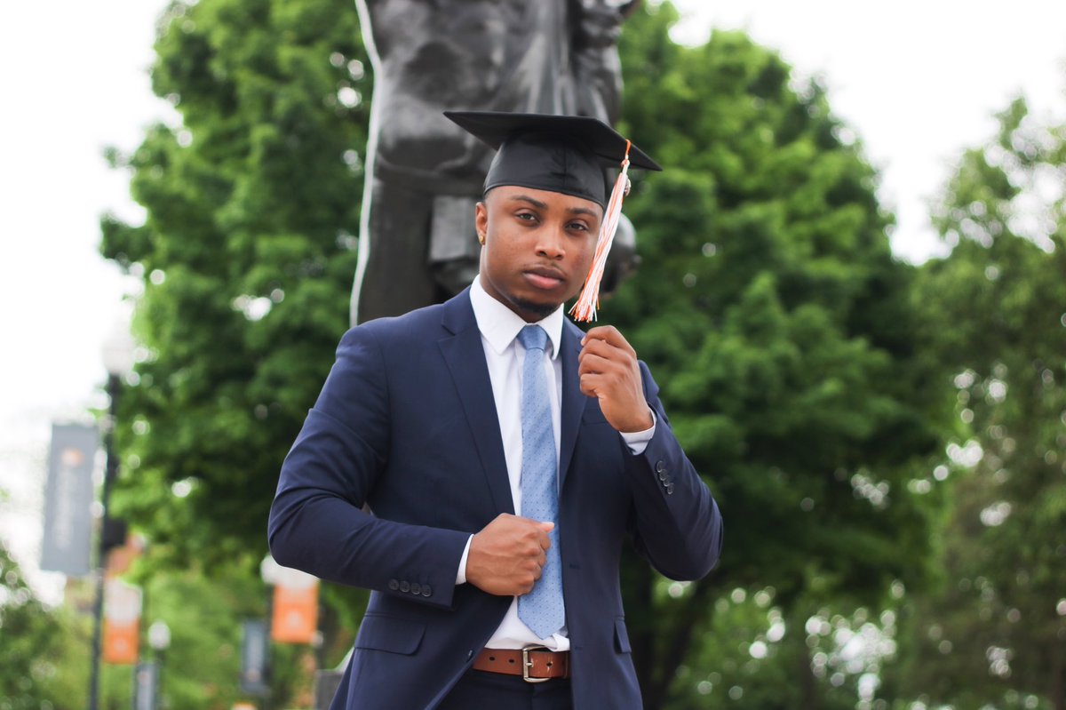 YoCaptain_iAmm's tweet photo. A 1st Gen college student w/ the determination &amp; drive to remain hungry for success. Officially a 2020 graduate of the University of Tennessee, Knoxville &amp; it feels GREAT. 🤘🏾🧡                                           
BS in Communication, Advertising w/ Bus. Admin. minor. 🎓 https://t.co/xrGncYAI7u