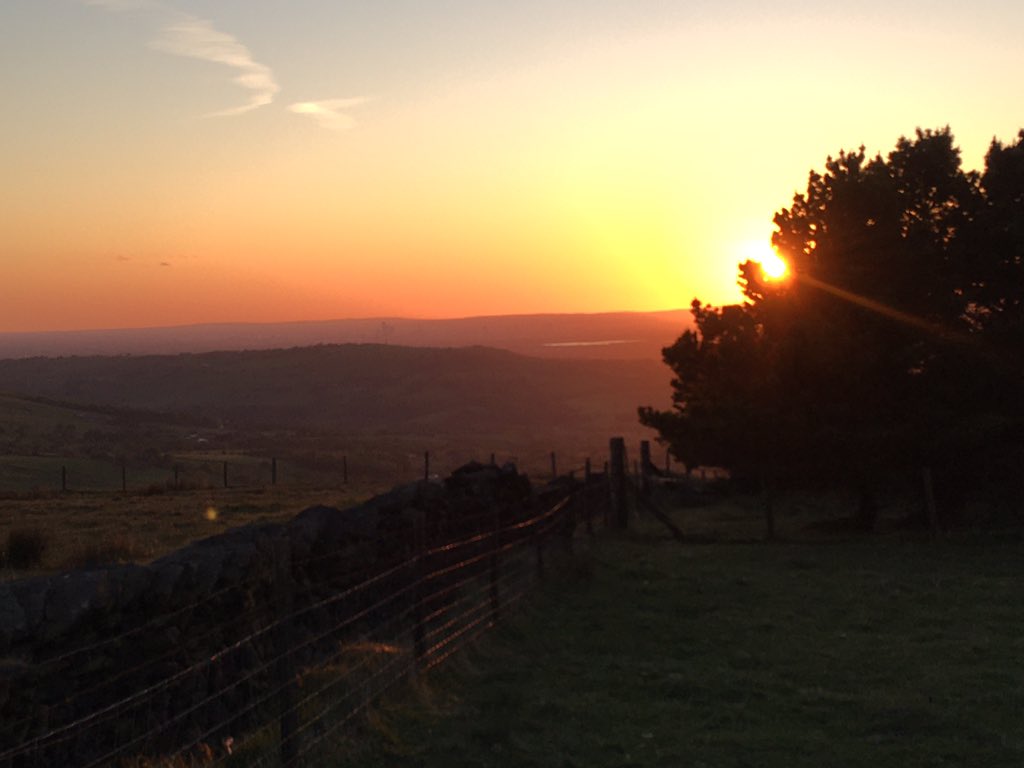 GrevilleK's tweet photo. Iβve never seen the skies so clear above #Manchester tonight #Derbyshire #cownedge #peakviews #manchesterviews https://t.co/lfsA1QmYHg