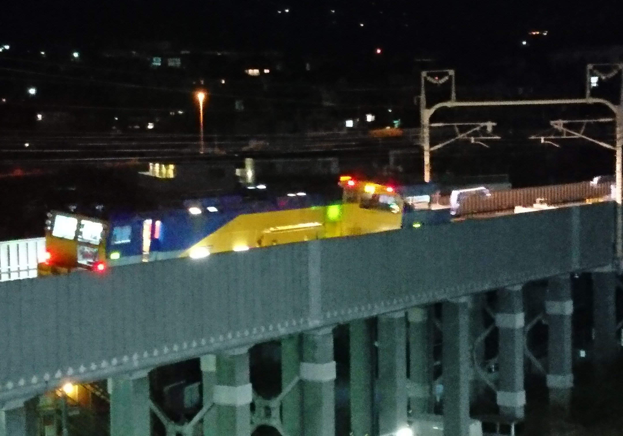 Nuohdangomushi 夜中 に外でやかましい音がするので寝室から覗き見たら 絶賛保線作業中だったでござるよ 作業員のみなさんありがとうございます 新幹線 東海道新幹線 新幹線通勤 保線作業 鉄道風景 T Co Utxxhvertf Twitter