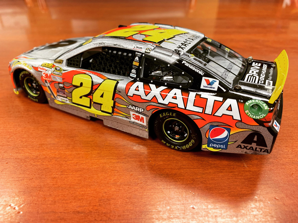 JeffGordonWeb's tweet photo. Ends today! Giving away this Autographed 2015 @AxaltaRacing Homestead Raced Version 1:24 Scale Die Cast.

Retweet &amp; enter here ⬇️.

https://t.co/zXa2LF2JcO

#TeamJG https://t.co/N7gCIgznNm