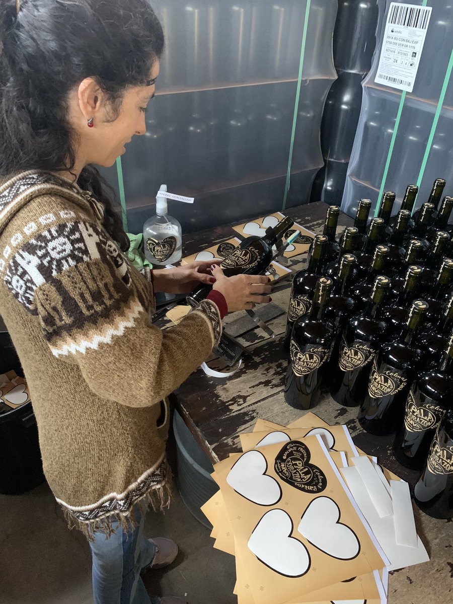 Nivenwines's tweet photo. Luchi etiquetando y sacando los pedidos del mes. https://t.co/ecmFWWCAeV