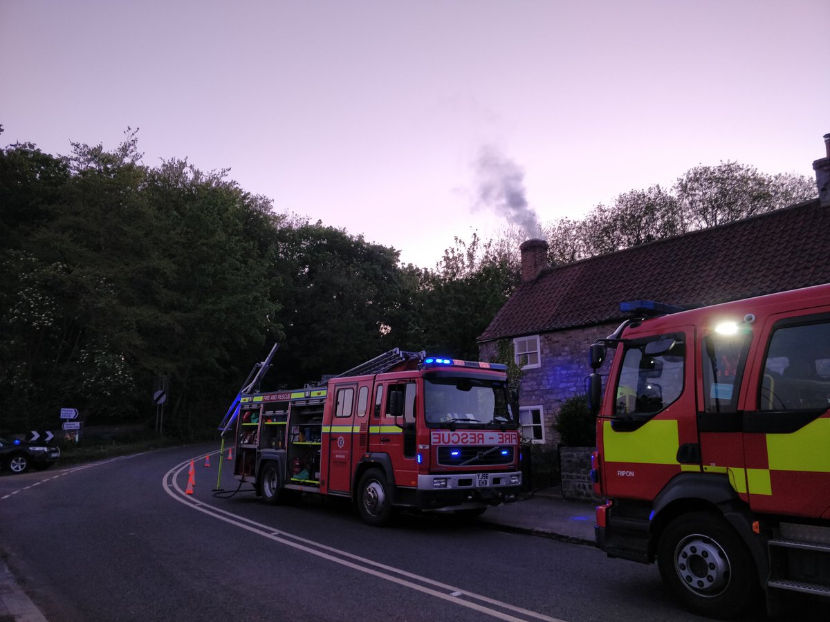 Crews from #Masham, #Ripon and @SM_Sierra12 are currently in attendance at a chimney fire in #WestTanfield. Crews attempting to extinguish from above with good progress being made.
#DontForgetToSweepYourChimney.
#TeamWork