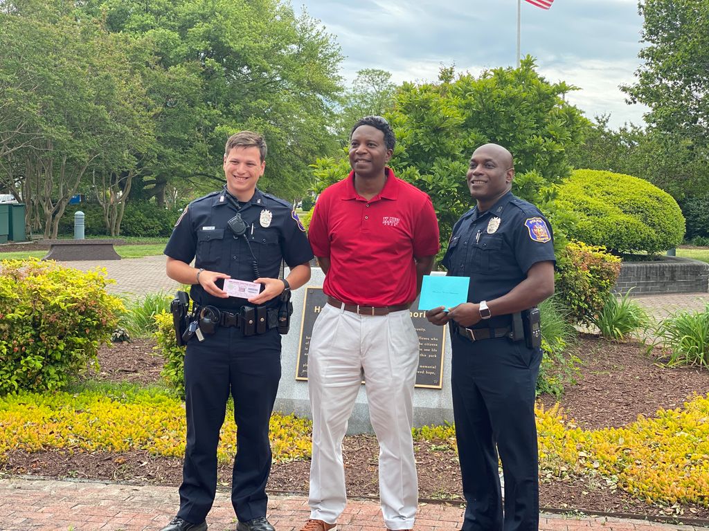 HamptonVAPolice's tweet photo. The president of Kappa Alpha Psi, Reggie Bowens, presented us with this kind gesture in recognition of National Police Week. https://t.co/wblsdZKgAm