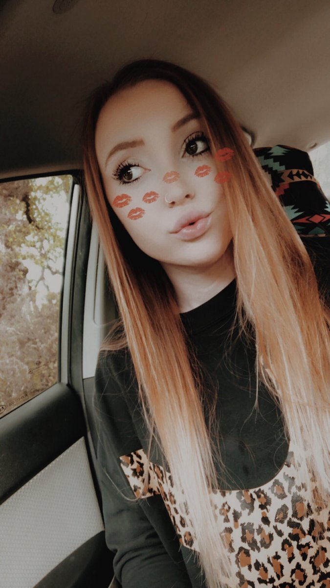 raeeethompson's tweet photo. 💋 https://t.co/k826CPGeHJ