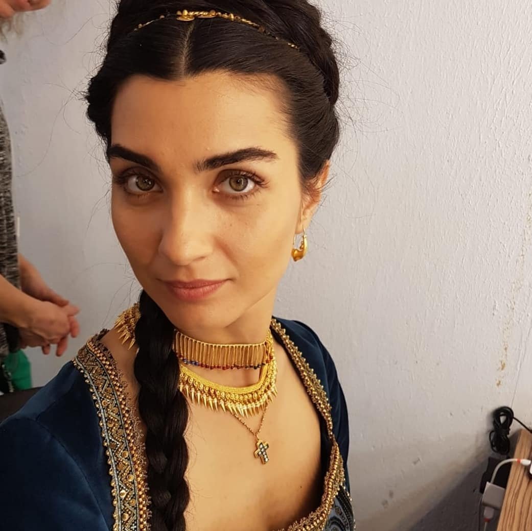 Tubabustunspain's tweet photo. #Repost @senaykorgul
#TubaBüyüküstün 
#ottomanrising #ottomanrising❤️ #Netflix #netflixturkiye #makeupeditorial #makeupartistsworldwide #makeupteam #makeupdeals #makeupdepartment #fxmakeupartist #cosmeticmakeup #cosmatic #speacilefecksmakeup #tubabüyüküstün @backstagemakeup_care https://t.co/6lMKzZ0bCZ