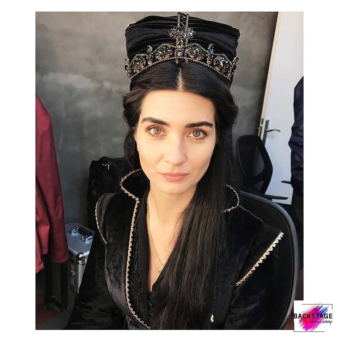 Tubabustunspain's tweet photo. #Repost @senaykorgul
#TubaBüyüküstün 
#ottomanrising #ottomanrising❤️ #Netflix #netflixturkiye #makeupeditorial #makeupartistsworldwide #makeupteam #makeupdeals #makeupdepartment #fxmakeupartist #cosmeticmakeup #cosmatic #speacilefecksmakeup #tubabüyüküstün @backstagemakeup_care https://t.co/6lMKzZ0bCZ