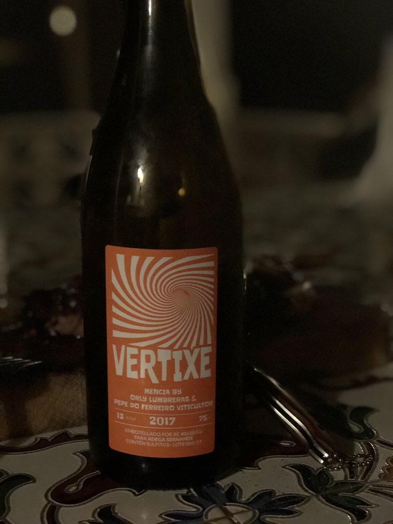 PacoTeuler's tweet photo. Tal vez el más incomprendido de los vinos imposibles de la #riberasacra , su acidez es el fonanbulo que atraviesa los #valles y el tiempo . Impresionante vino 2017 de @OrlandoLumbrera &amp; #pepedoferreiro  #mencia #tino #winemultiverse https://t.co/eyduRhIQ7G