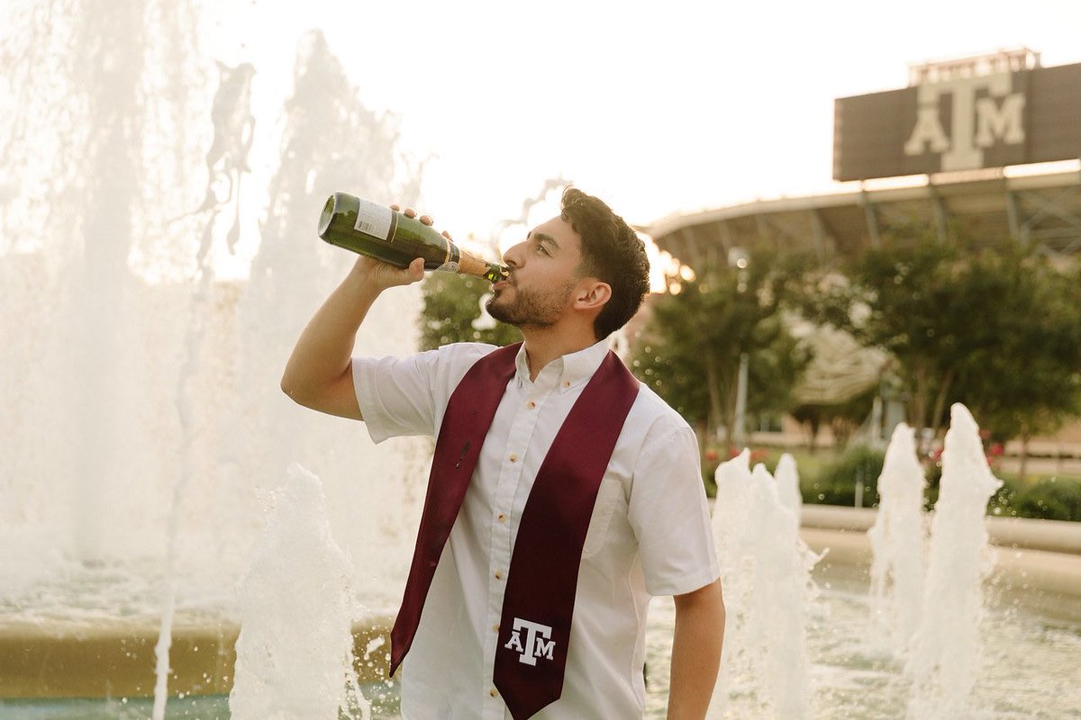 Alfredo_DLT's tweet photo. okay I’m done spamming grad pics, I’m sry!! https://t.co/04m0EuRJxo