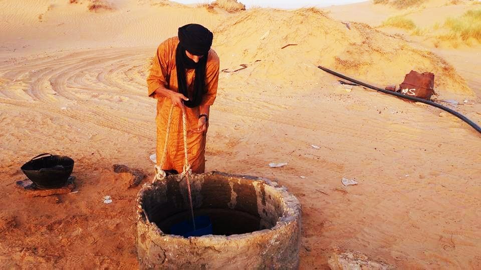 osamathini's tweet photo. تعبئة #الماء 💧 من بئر #الصحراء_الليبية بدون #كهرباء⚡ بأستخدام #إجا بلسان #الطوارق #الدلو يقع في #الحدود_الليبية الجزائريه، مهم جدآ للبشر
#A_well of #water #Libyan_desert #A #well #Libyan #Algerian #Thala #Sirdalis #Al_Owainat #Essin #Tarth https://t.co/jB5kb4azWK