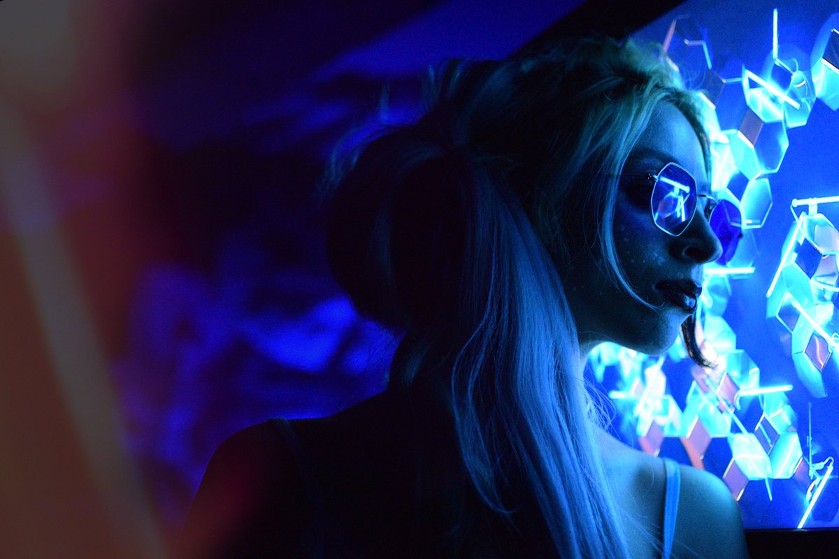 Pixibee1's tweet photo. ʂƚαɾιɳɠ ιɳƚσ ƚԋҽ ϝυƚυɾҽ 👽
What else do you predict for 2020? 
#selfportrait #photography #cybergoth #lockdown
#lockdownuk #sunglasses #future #futuristic https://t.co/VHYPdiHZ4h