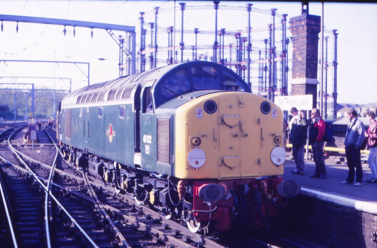 Andym13's tweet photo. #MMLMonday
Finally Peaks and D200 gracing platforms 6&7 in St Pancras.
@WilsonBone @railcamlive @MrDeltic15 @LeicsCAMRA_SC @thesatnav89 @holtona72 https://t.co/dl7uOrHiMm