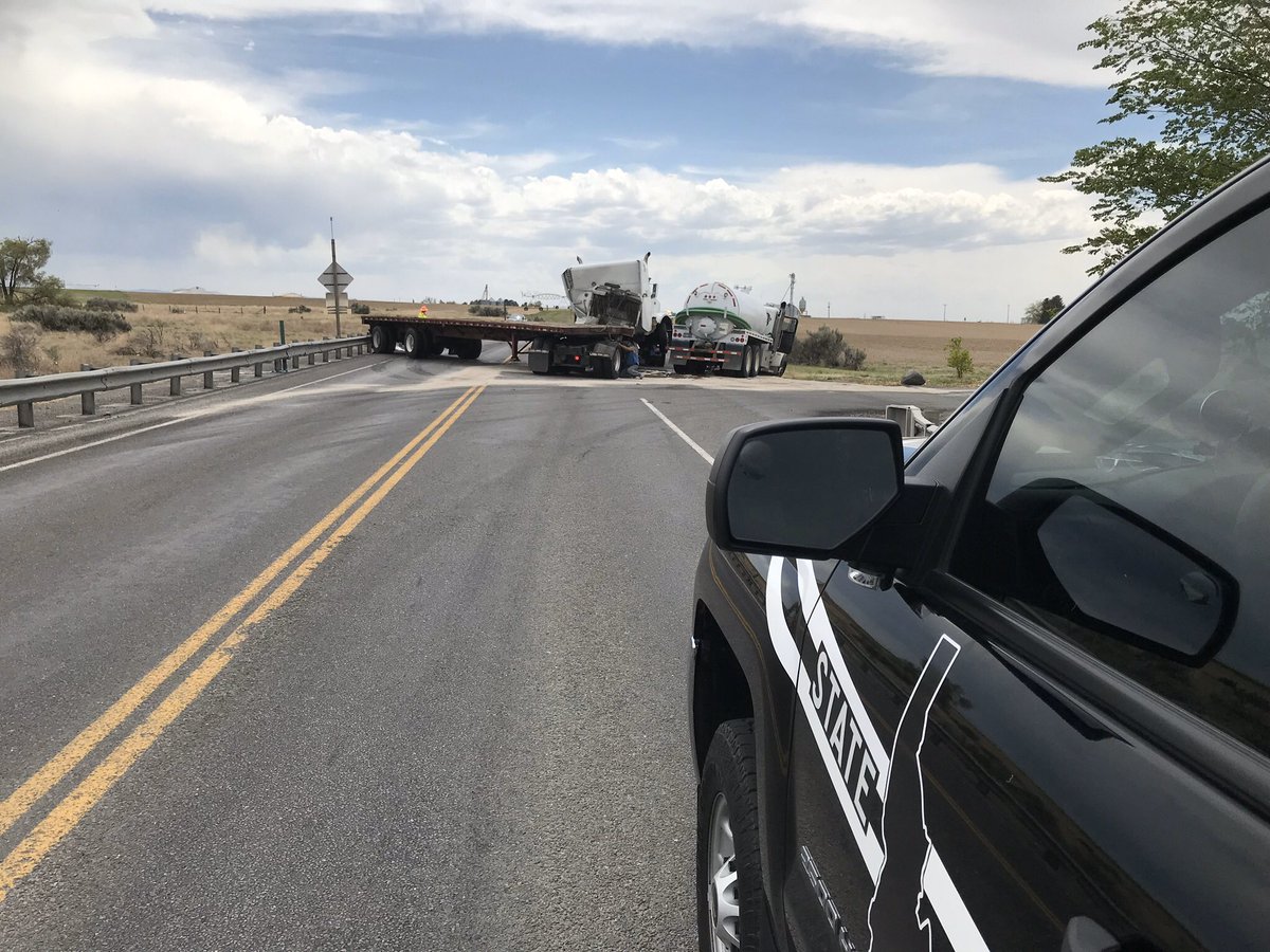 ISPSouthernID's tweet image. 🚨 Traffic Alert 🚨 Troopers are at the scene of a commercial vehicle crash on SH-50 near milepost 4, east of Kimberly. All lanes are blocked. Expect delays if traveling through  the area.