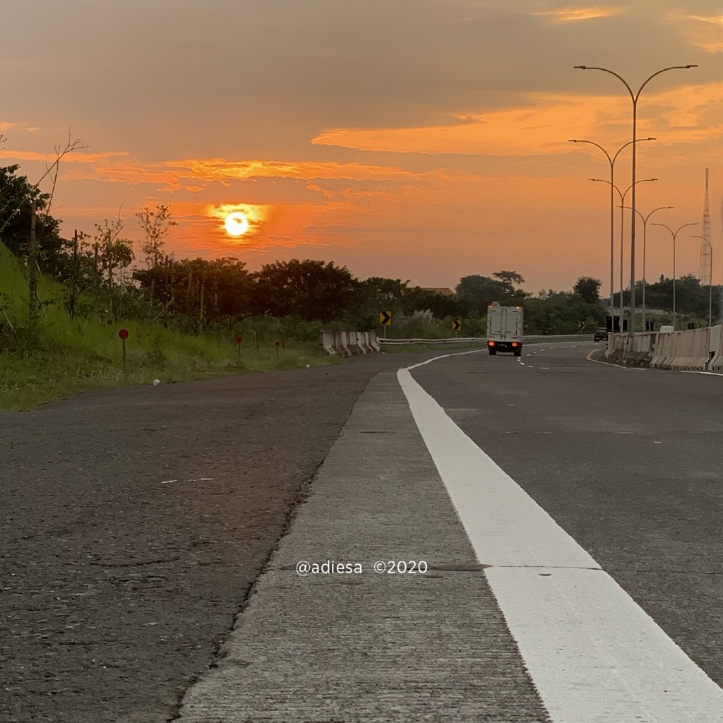 adiesa26's tweet photo. Mensyukuri nikmat tuhan di pagi hari
#phonephotography #sunrise #surabaya #PSBB #PSBBsurabaya https://t.co/sE1vofGSbv