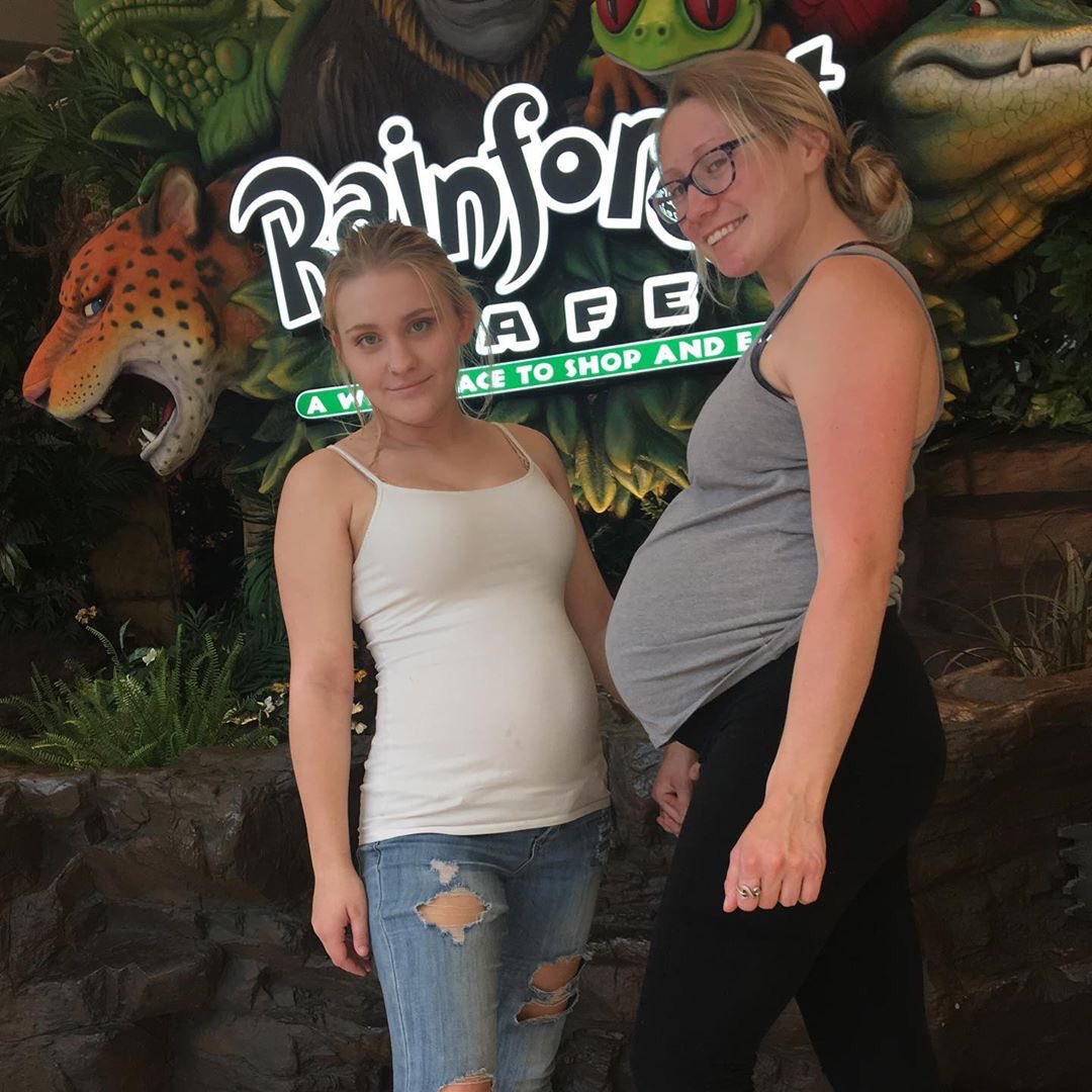 #عوائل_متحررة
هي العوائل المنفتحة على المجتمع ومواكبة مع التطور تاركة العادات والتقاليد خلفها بمفهوم خاطئ هي ليست عائلة دعارة بل مثقفين ويمنحون الثقة المطلقة لأولادهم وبناتهم ويسمحوا للبنت ان تخرج مع أصدقائها وان تلبس مايرضيها دون إجبارها على لبس الحجاب.