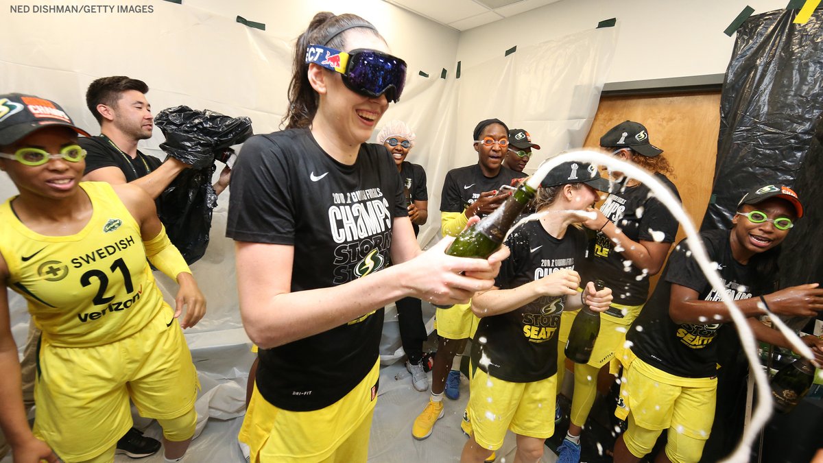 espnW's tweet photo. 🐸☕️

@breannastewart https://t.co/ucWZqYNyJB
