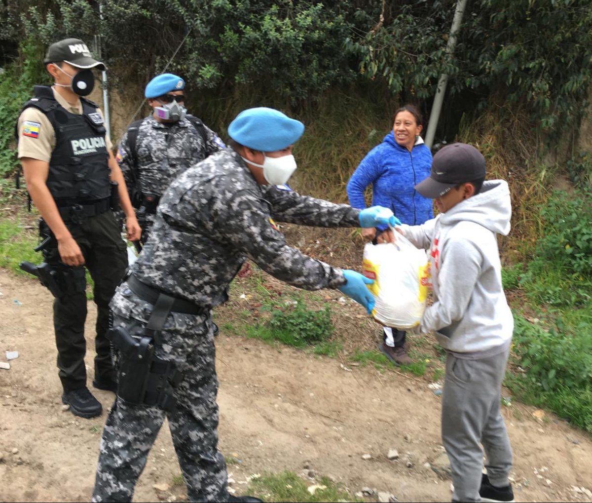 PoliciaEcuador's tweet photo. Pronto estaremos juntos 🇪🇨
Servidores policiales capacitados en ayuda humanitaria conjuntamente con personal del eje preventivo entregaron kits alimenticios a personal vulnerables en el sector Chillogallo, #DistQuitumbe, #DMQ.
#CrnlManuelSamaniego
#UNPOL
#LaPolicíaContigo https://t.co/Eb1TXE2eXF