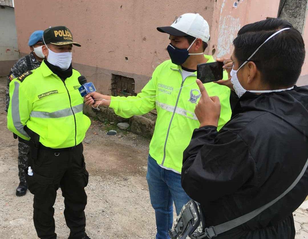 PoliciaEcuador's tweet photo. Pronto estaremos juntos 🇪🇨
Servidores policiales capacitados en ayuda humanitaria conjuntamente con personal del eje preventivo entregaron kits alimenticios a personal vulnerables en el sector Chillogallo, #DistQuitumbe, #DMQ.
#CrnlManuelSamaniego
#UNPOL
#LaPolicíaContigo https://t.co/Eb1TXE2eXF