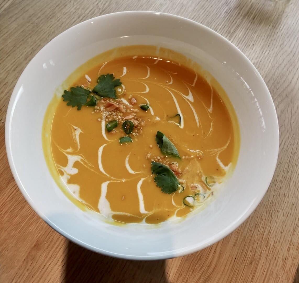 Focusfilmarnhem's tweet photo. Etenstijd ! Het horecateam is al aan het proefkoken zodat we jullie al deze heerlijke gerechten weer kunnen voorschotelen vanaf 1 juni! Eet smakelijk zo! 🤤
#etenstijd #proefkoken #horeca #focusarnhem #etenendrinken #bijnaweeropen #vooruitkijken #smakelijketen #arnhem https://t.co/KwaJZoxWPh