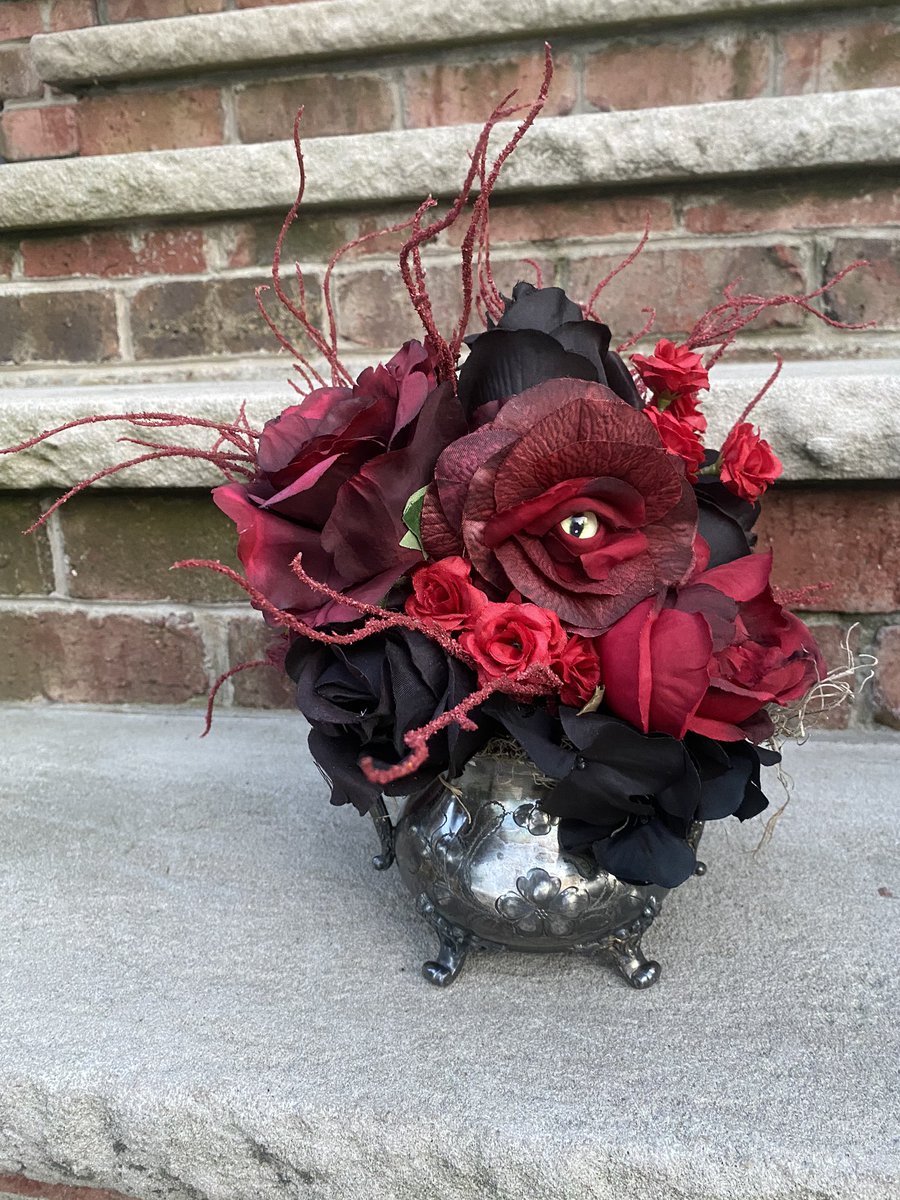 rottenrosefx's tweet photo. This little creepy cauldron comes with a wearable Rotten Rose 🥀 visit my Etsy shop to see my newt arrangements 🤗💐💐 https://t.co/q9hJZhpYbt https://t.co/SOANTYjs0j
