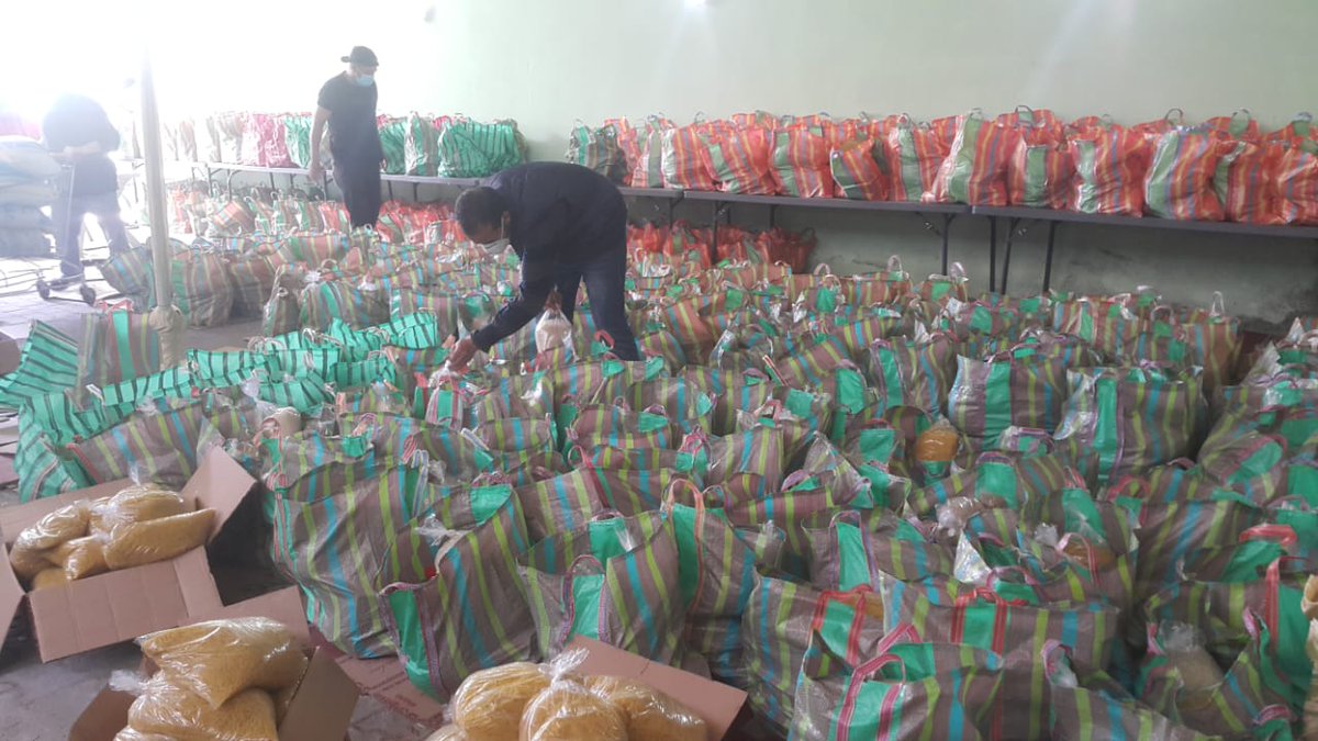Préoccupée par la situation de détresse des #migrants subsahariens,  nous avons préparés 4000 colis pour les 4000 migrants de Casablanca
La distribution a commencé ce lundi 11 mai et devra s'étaler sur 10 jours #SolidariteCOVID19