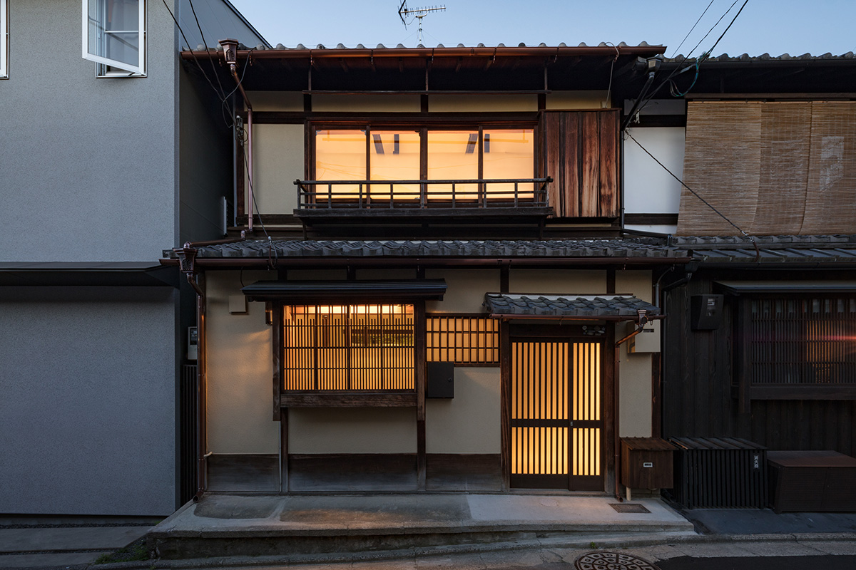WACommunity's tweet image. kooo architects renovates traditional Japanese machiya house with light interiors in Kyoto, Japan: worldarchitecture.org/architecture-n… #kyoto #japan #architecture