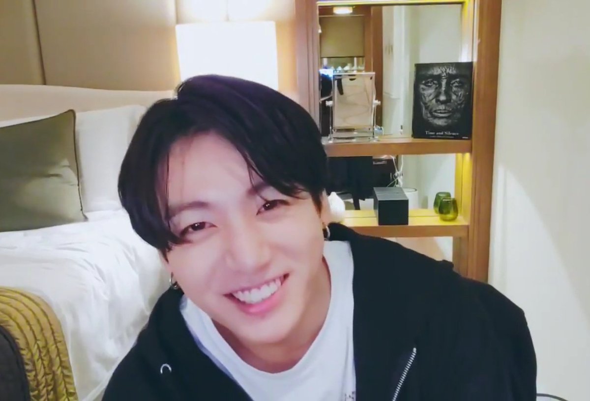 lalivro's tweet photo. pensando nos taekook de incógnito fazendo chamada de vídeo quando o taehyung for pra faculdade 😔 https://t.co/kj8wa8Dapc