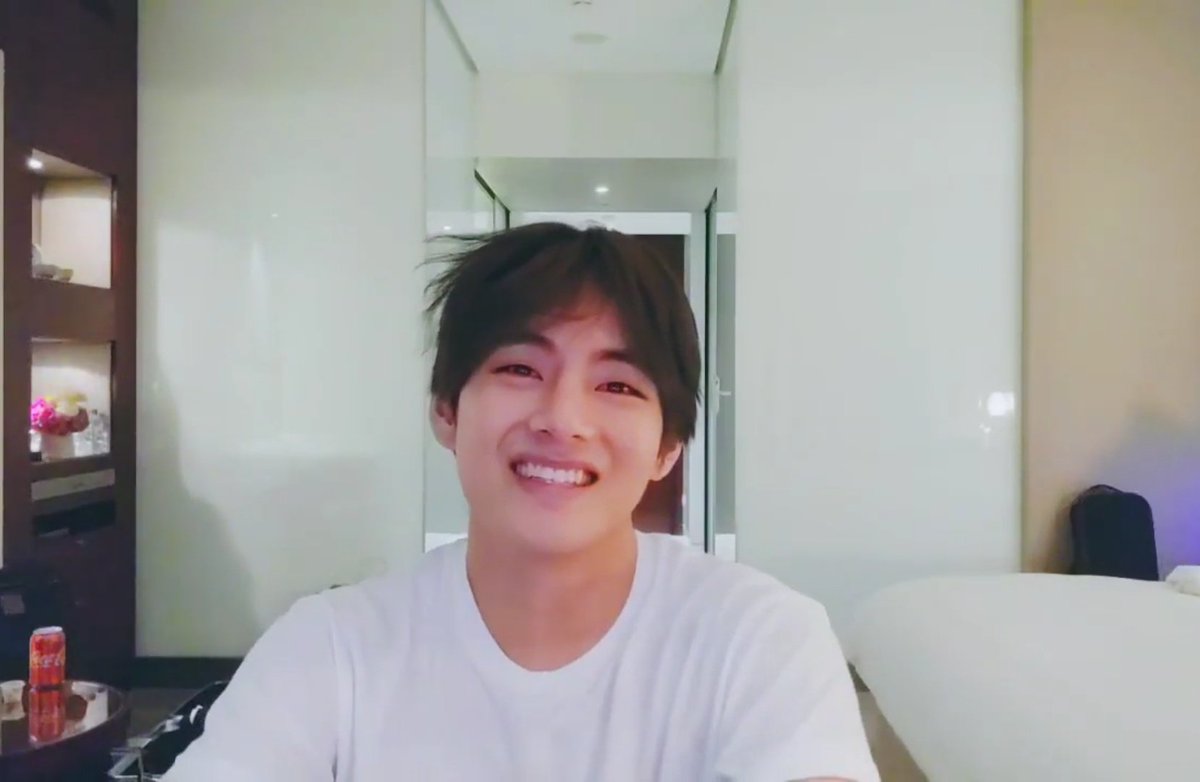 lalivro's tweet photo. pensando nos taekook de incógnito fazendo chamada de vídeo quando o taehyung for pra faculdade 😔 https://t.co/kj8wa8Dapc