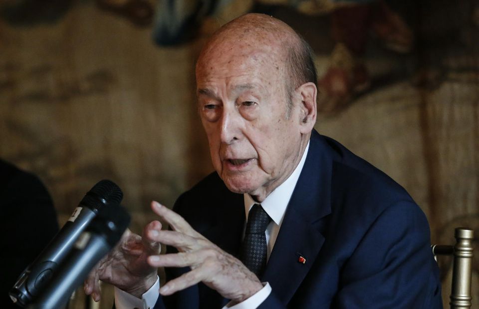 " Ta daronne je lui prends la tête comme ça et je lui fait jouer la marseillaise à la cornemuse à 2 boules. T'as une autre question sac à merde ? "
#badGiscard