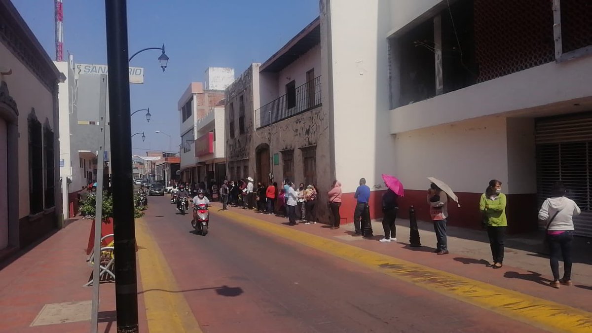 No solo es necesario que Elektra cierre tiendas, necesitamos que restrinja el uso de servicios financieros <a href="/RicardoBSalinas/">Don Ricardo Salinas Pliego</a> <a href="/lopezobrador_/">Andrés Manuel</a> si la ciudadanía no acata normas, es necesario que el sector empresarial sea socialmente responsable... Así la fila en Elektra Abasolo, GTO.