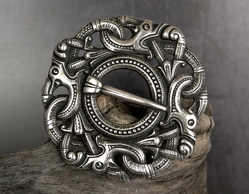 AgathaHamster's tweet photo. Stunning huge Dragestil brooch, circa 1900 and att. to Magnus Aase. Just listed in the shop :)
.
#magnusaase #dragestil #nordicbeasts #antiquebrooch #norweigiansilver #dragestiljewellery #dragestilbrooch #dragons #agathahamster #etsyuk #etsyshop #etsyvintage #standwithsmall https://t.co/ZWMr1vT3wx