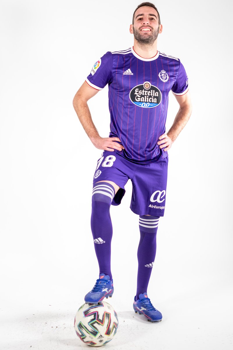realvalladolid's tweet photo. 🚴🏻 El lateral derecho del #RealValladolid Antoñito se define a sí mismo como una persona "constante, alegre y trabajadora"

Además, su filosofía de vida es:

"Nunca dejes de soñar"

#BlanquivioletasEnCasa https://t.co/Tf7qHNeGUg