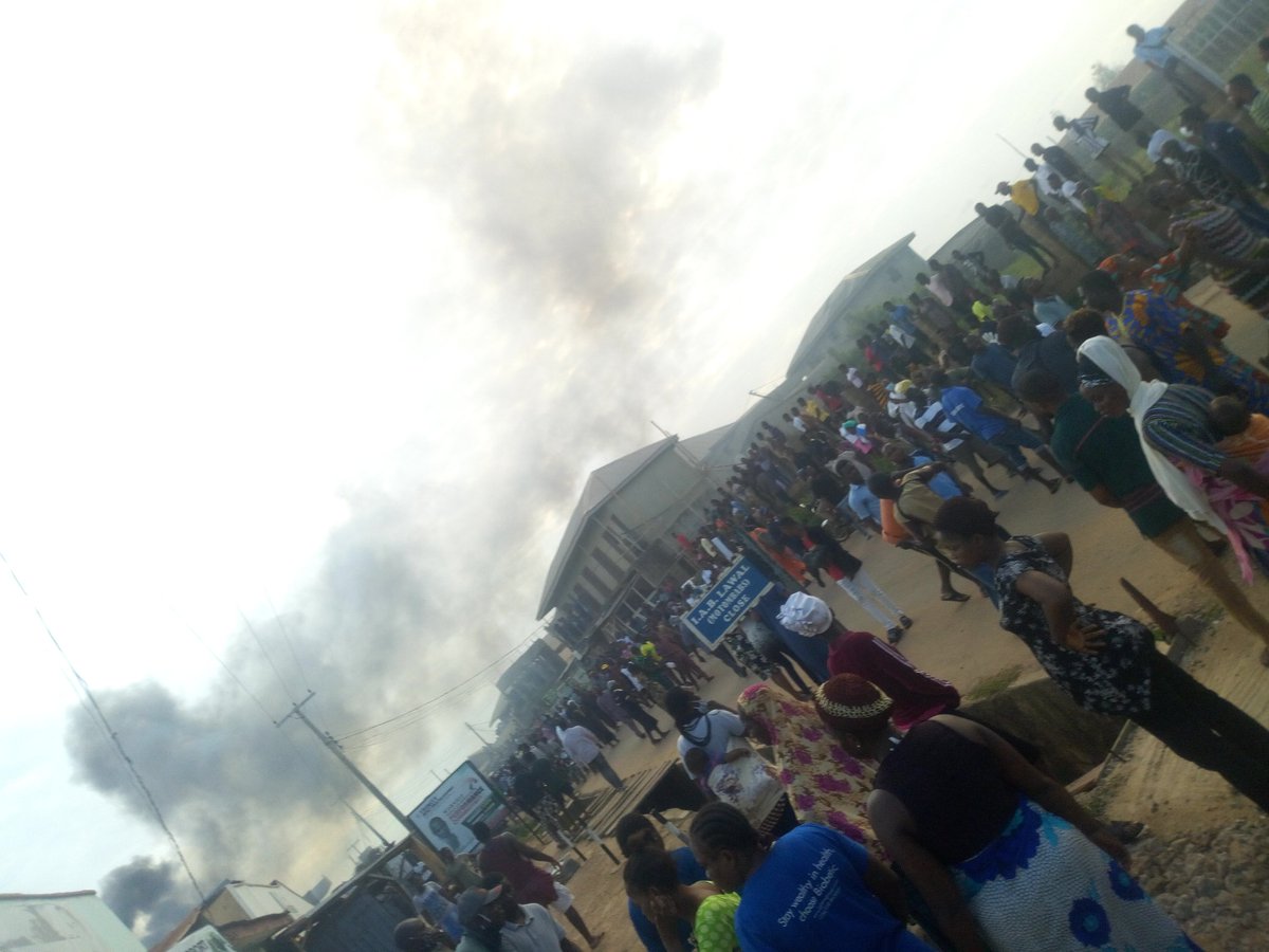 _boluajibola's tweet photo. @Mz_meenah96 @akinalabi @sannihussein @Oli_Ekun @lemideofibadan @seyimakinde I hope Elebu would not be the next epicentre for Covid '19 spread, after today. Social distancing rules defied extremely.
#elebu #elebufire #Covid_19 https://t.co/WisyZAkUHL