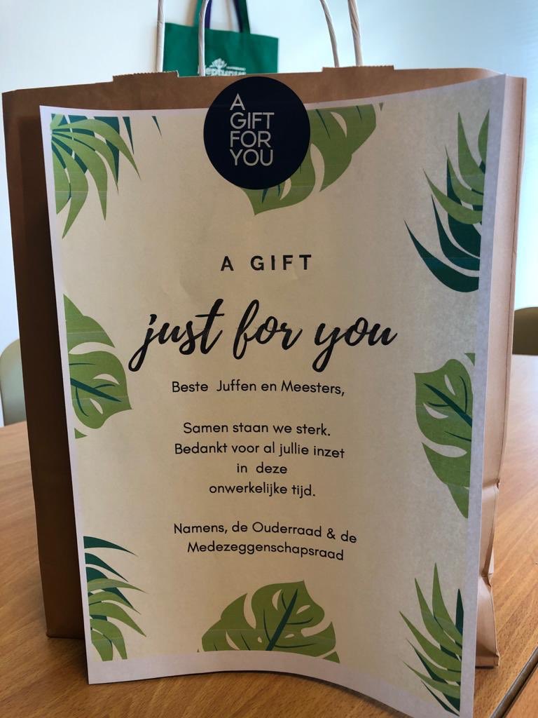 #leerkrachten #leerlingen #ouders allemaal vrolijke gezichten vandaag! #terugnaarschool na #Corona met #goodiebag voor #team #dankjewel lieve ouders!