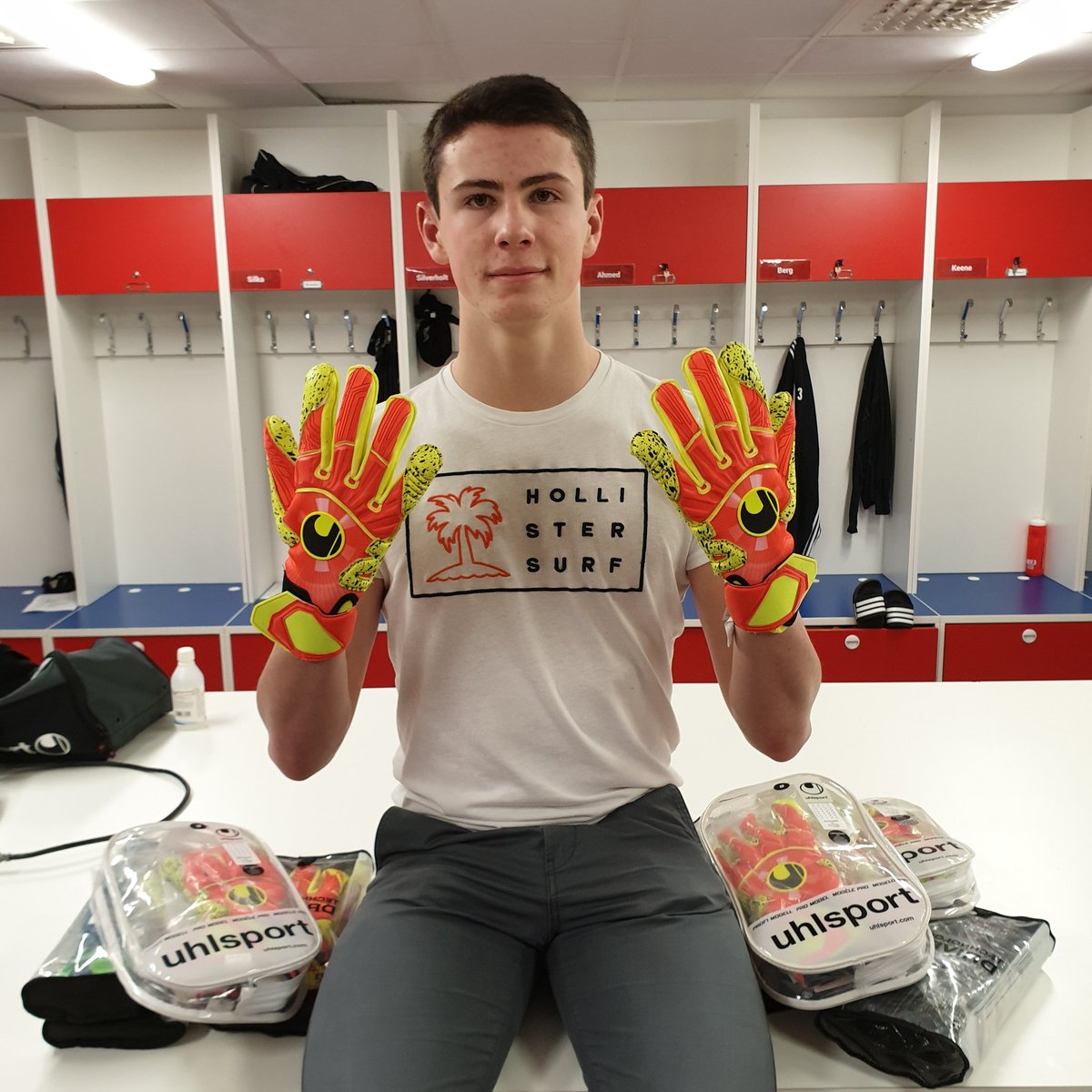 UhlsportSweden's tweet photo. Gå in på vårt Facebook konto Uhlsport Sverige eller vårt Instagram konto Uhlsportsweden och läs när Östers målvakt Victor Stulic svarar på några frågor.  #uhlsport #dynamicimpulse 🔥🔥🔥 https://t.co/JzHNoUXlM5