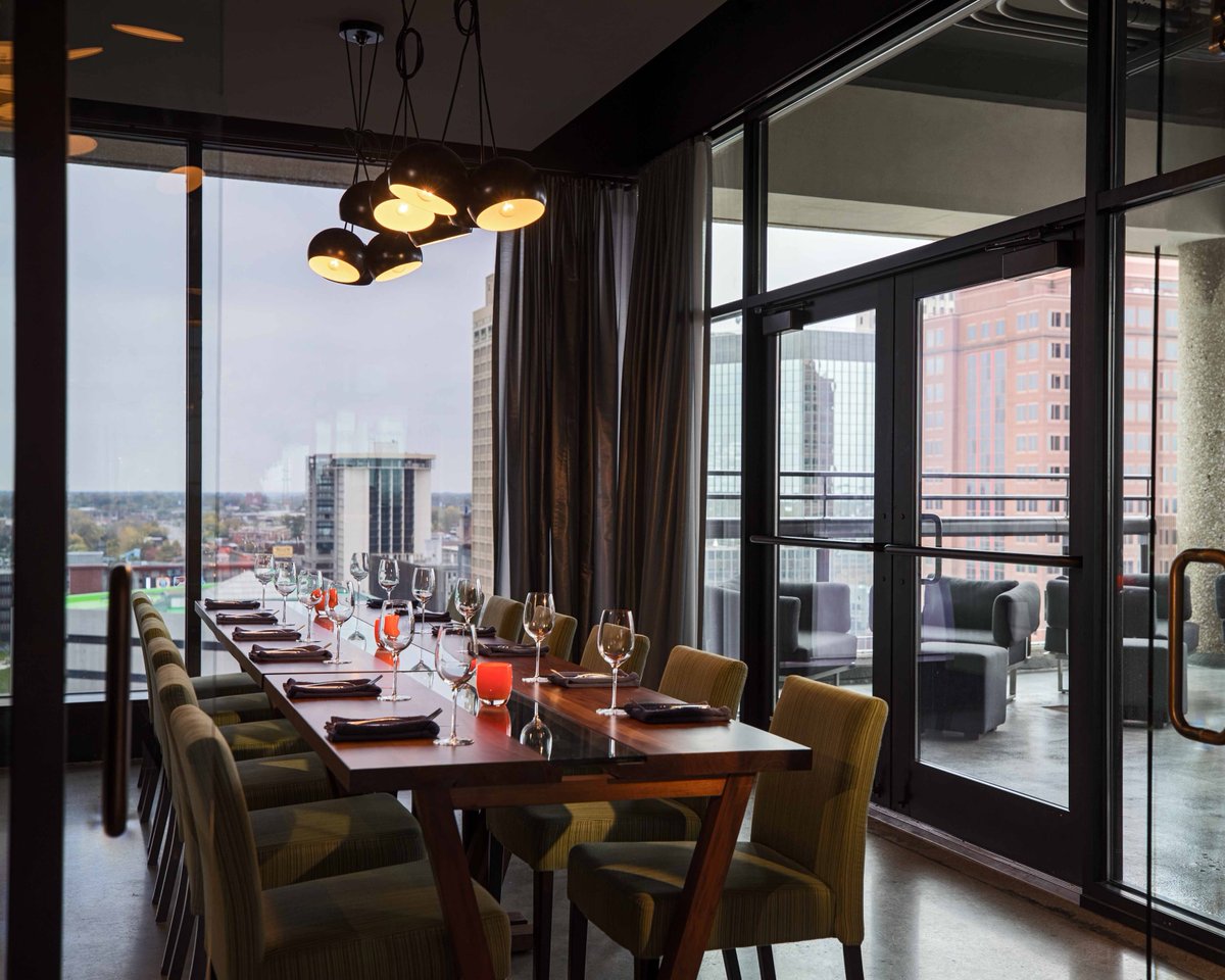 Have your next board meeting above the Glass City with your own private patio in our Heights Boardroom. 

#RenHotels #RenaissanceToledo #TheHeightsToledo #RenMeetings