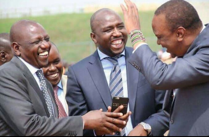 ForKisumu's tweet photo. I KEEP asking myself, why would Uhuru betray Ruto? What changed? 

The more I think about it, the more I don't find answers, the more I familiarize myself with the idea that he's either being tested, or Raila is being played.

#UhuruFumigatesJubilee https://t.co/Sh9vyPZreq