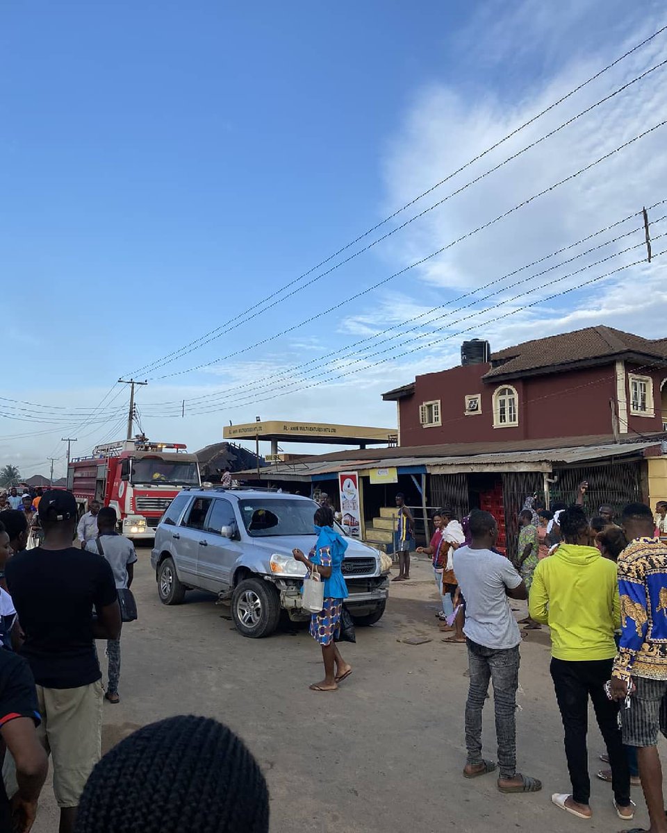 connectIBADAN's tweet photo. It's all calm now. Men of the Fire Service have been able to contain the situation. #ElebuFire
πΈ @MaziIbe_ https://t.co/dx8y7Os1Hz