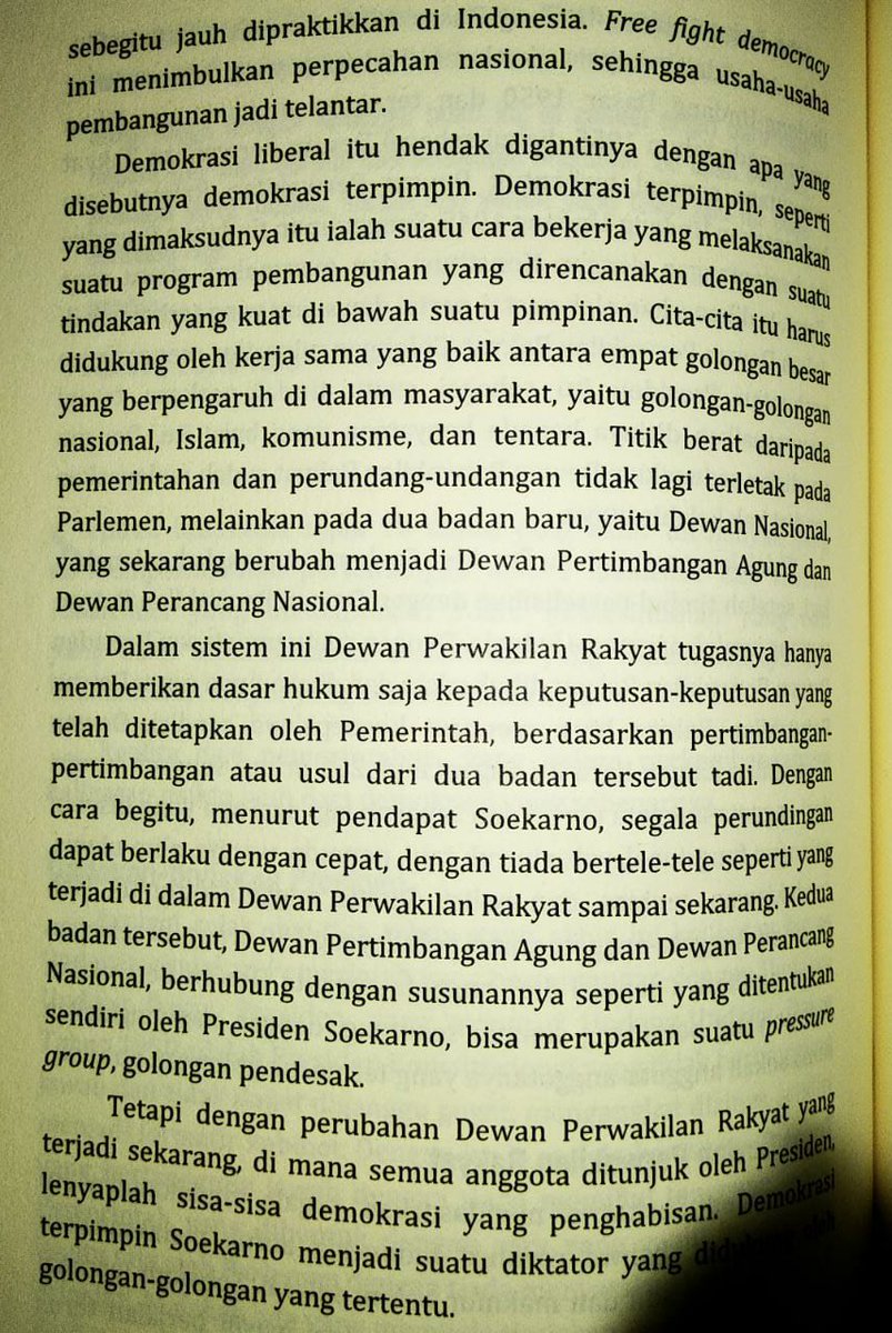 Kalian pernah baca tulisan Bung Hatta yg mengkritik keras Bung Karno?

Ini penggalan tulisan Bung Hatta yang berjudul "Demokrasi Kita" yg ditulis tahun 1960. 

Sekilas Bung Hatta kesal sekali dgn apa yg telah dilakukan oleh Bung Karno.

Tentu ini gk ada di buku sejarah sekolah.