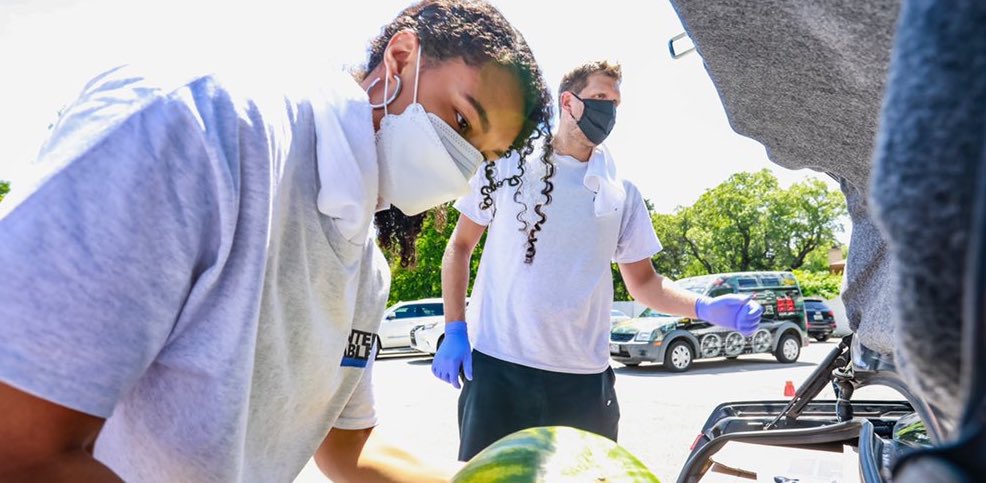 .<a href="/swish41/">Dirk Nowitzki</a> Nowitzki Leads #MothersDay Day Effort To Feed 2,000 Dallas Kids si.com/nba/mavericks/… via <a href="/SInow/">Sports Illustrated</a>